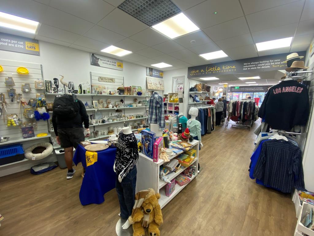 Lot: 117 - FREEHOLD TOWN CENTRE INVESTMENT - Internal view of customer area
